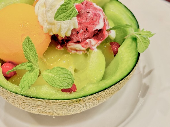  「フレッシュメロンボウル〜ジンジャーシロップ添え〜」の具材にフォーカスした写真 ／ ロイヤルホスト Fresh Melon Dessert 2025