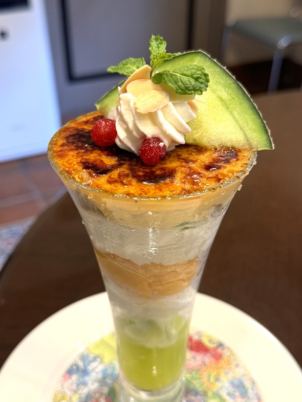  「メロン＆ココナッツのブリュレパフェ」の写真 ／ ロイヤルホスト Fresh Melon Dessert 2025