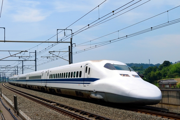 新幹線内で救急対応した医師がお礼の品をもらう