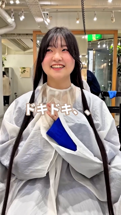 カット前胸に手を当てる