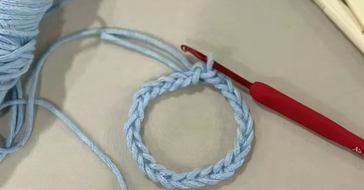 青い毛糸で輪っかをひたすら編み、つなぎ合わせると……　予想もつかなかった完成品が195万再生「これはヤバい」「なんてアイデアなの」【海外】（1/2） | ライフスタイル ねとらぼ