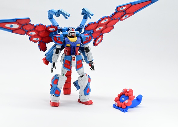 ミャクミャク仕様にした万博ガンダムとミャクミャクのフィギュア
