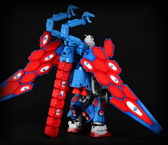 目玉模様の翼を背面に向けた状態