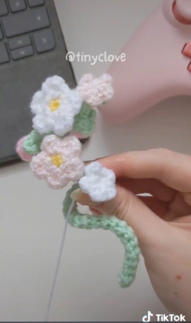 毛糸のお花を縫い付けます