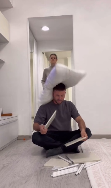 枕を夫に投げつける妻