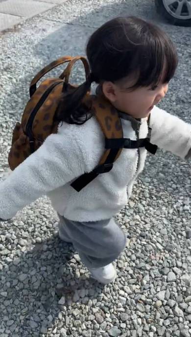 パパのお迎えが信じられない女の子