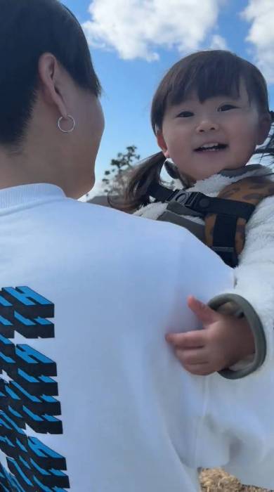 パパのお迎えが信じられない女の子