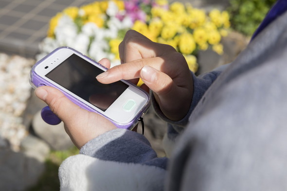 キッズケータイを操作する子ども