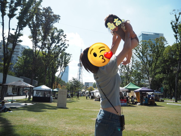 娘を高い高いをしているママ