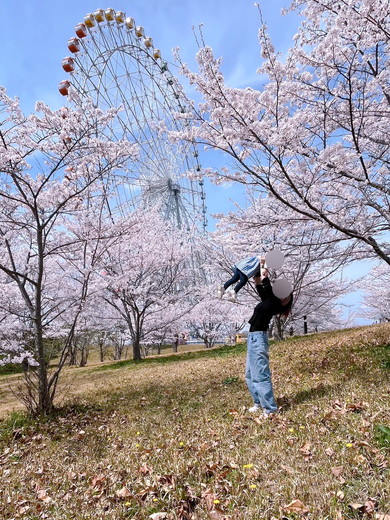 娘を高い高いをしているママ