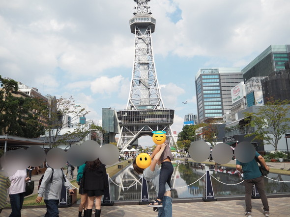 娘を高い高いをしているママ