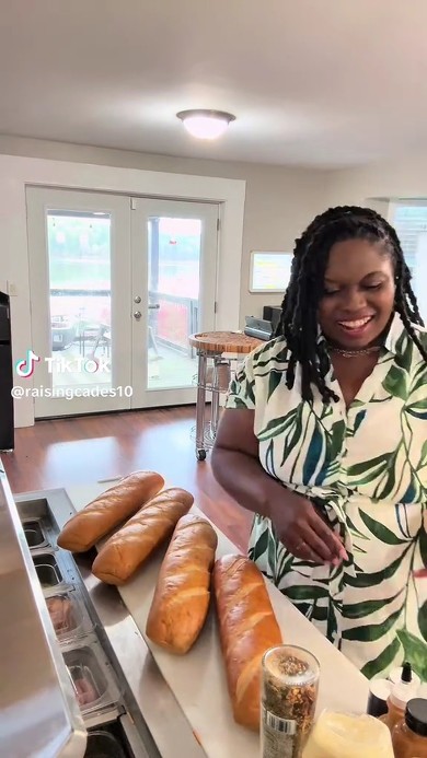 パンを抱えたお母さん