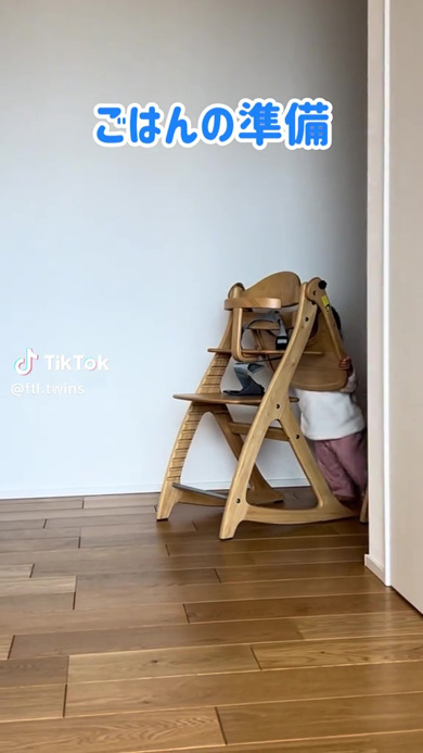 イスを押す赤ちゃん