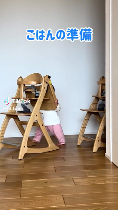 イスを押して来るもう1人の赤ちゃん