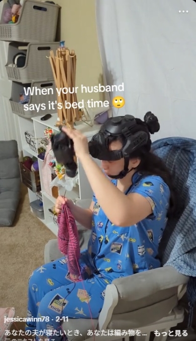 夜になっても編み物をする女性