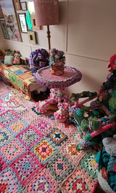 手作りニットで埋め尽くされた部屋