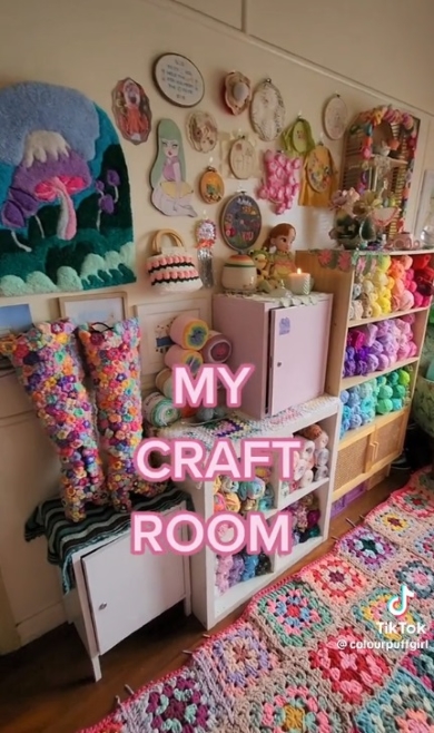 毛糸もきれいに陳列された部屋