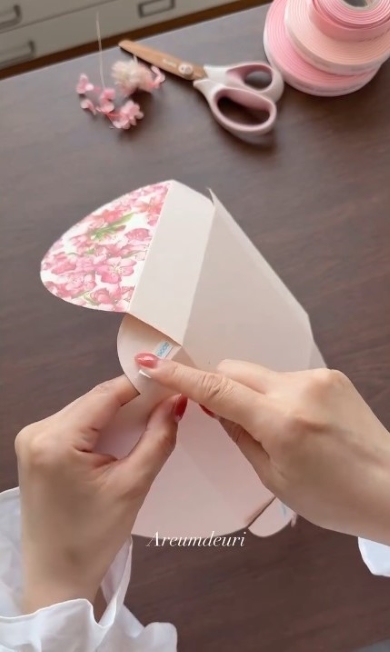 両面テープを貼る様子