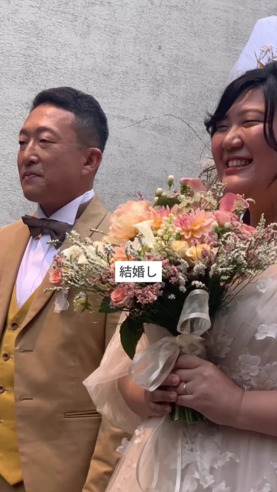 結婚式を挙げる夫婦