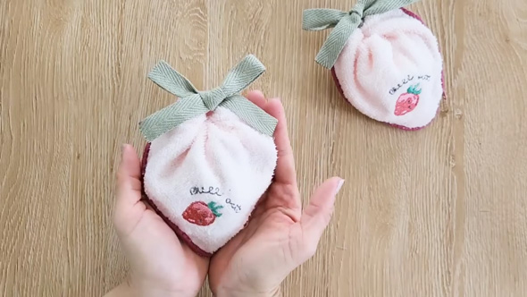 セリア 刺しゅう ハンカチ リメイク いちご型 ポーチ 手縫い