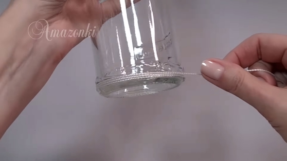 パールカラーのひもを巻き付ける