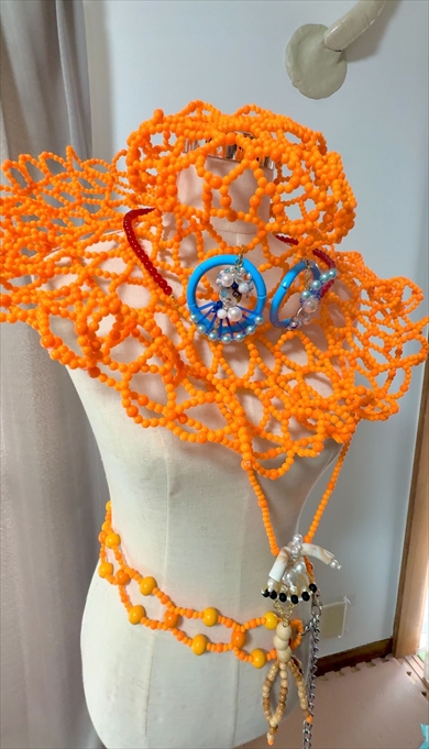 ビーズをつなげて『ONE PIECE』エースの帽子を制作