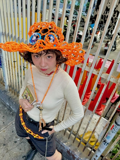 ビーズをつなげて『ONE PIECE』エースの帽子を制作