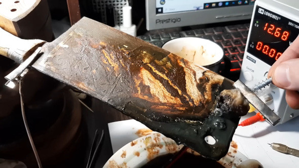 電気を流すと金属が溶ける