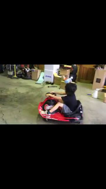 おもちゃの車を乗りこなす5歳の男の子