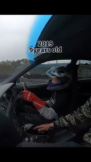 サーキットで本物の車を運転する9歳の男の子