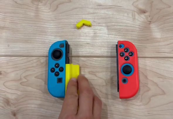 片手で扱えるキットをNintendo Switchのコントローラー「Joy-Con」に差し込む