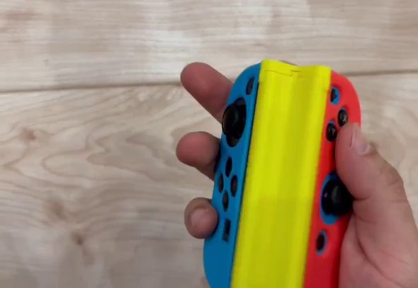 片手で左右のJoy-Conを扱えるキット