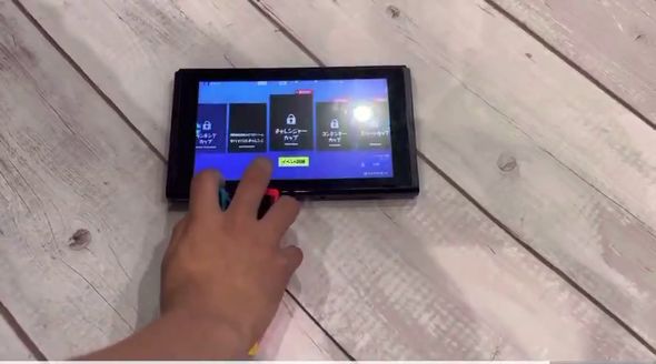 Joy-Conを横並びにしてマウスのように扱えるキットで操作する光景