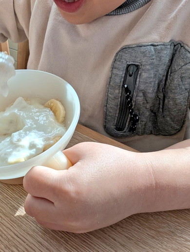 食事中の子ども