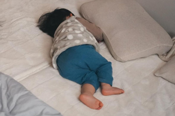 眠る3人の子どもたち