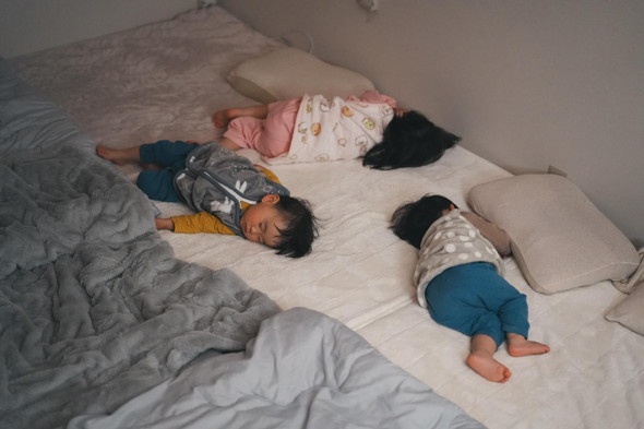 眠る3人の子どもたち