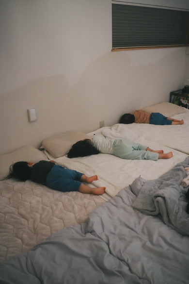 眠る3人の子どもたち