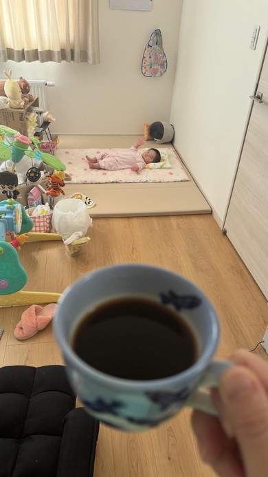 コーヒーを持っているママさん