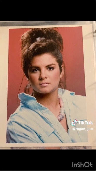 お団子ヘアのお母さんのカラー写真