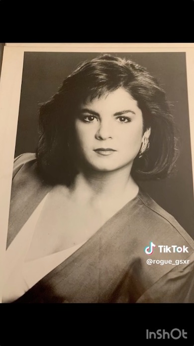 ワンレングスヘアにパワーショルダージャケットのお母さん。白黒写真