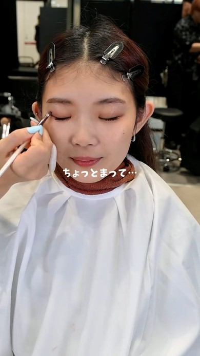 仕上げ目尻メイク