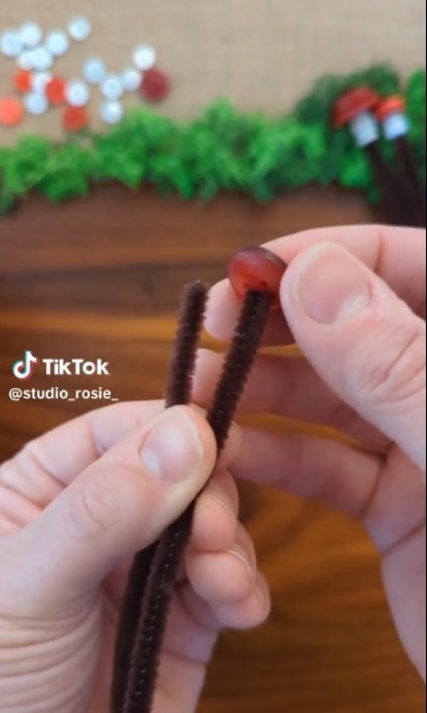 紐にボタンを通す様子