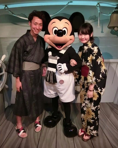 ミッキーマウスとカップルの写真