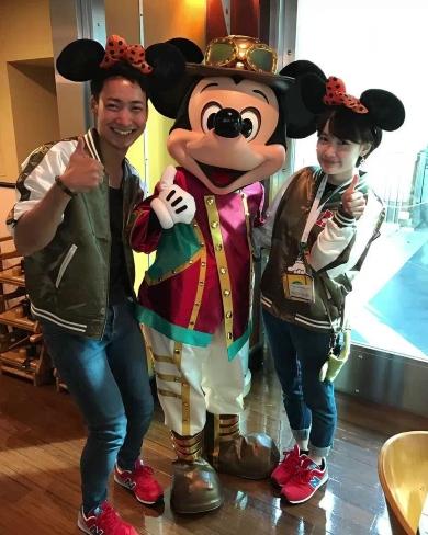 ミッキーマウスとカップルの写真