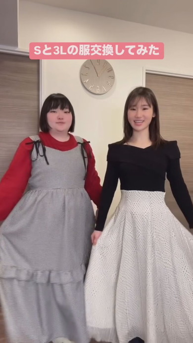 並んでいる二人の女性