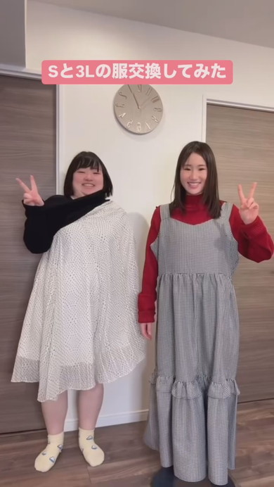 並んでいる二人の女性