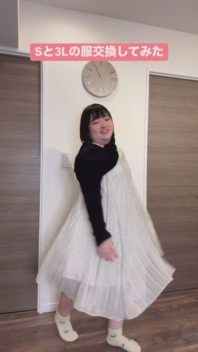 並んでいる二人の女性