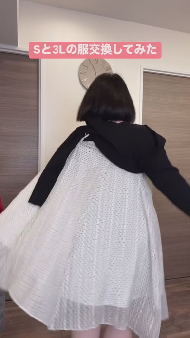 並んでいる二人の女性