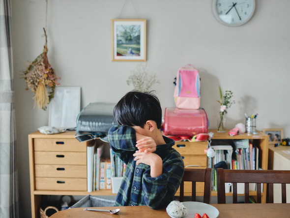 顔を拭う男の子