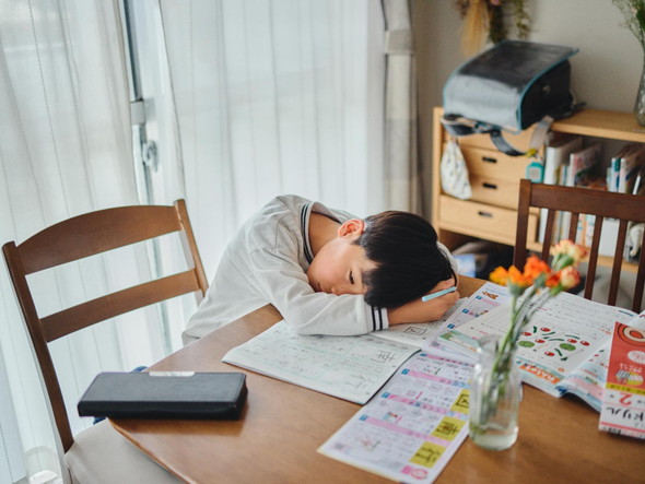 宿題中の男の子